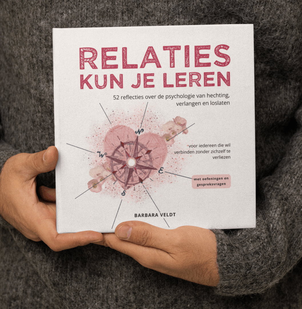 Cover van het boek "Relaties kun je leren" van Barbara Veldt, een vierkant boek met zachte kleuren, subtiele 